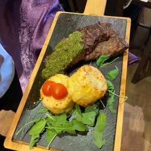 Steak vita premium cu cartofi gratinati si sos chimicurry